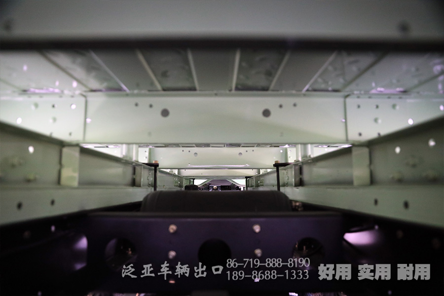 东风EQ2100,东风定制款越野车,长头EQ2100,六驱越野运兵车,6*6尖头载货汽车,六驱载货汽车,运兵卡车,长头卡车,190马力卡车,越野运兵车